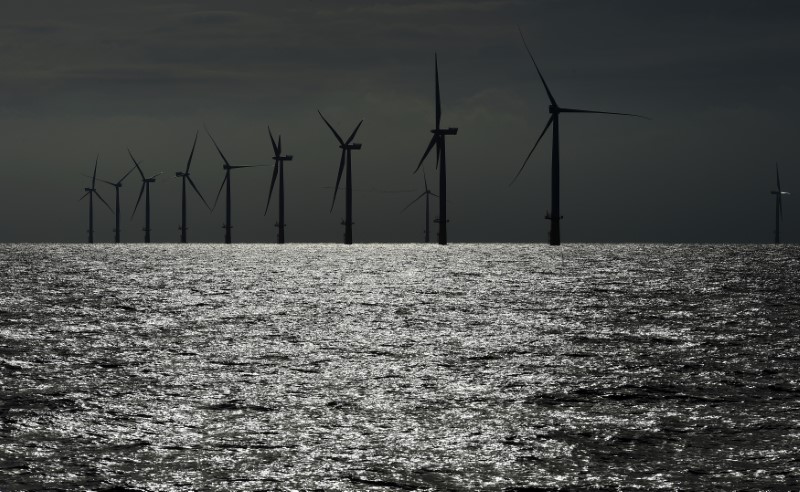 © Reuters. A view shows windmills of several wind farms at the so-called "HelWin-Cluster"