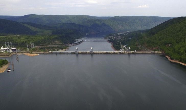 © Reuters. Вид с воздуха на плотину Красноярской ГЭС на реке Енисей