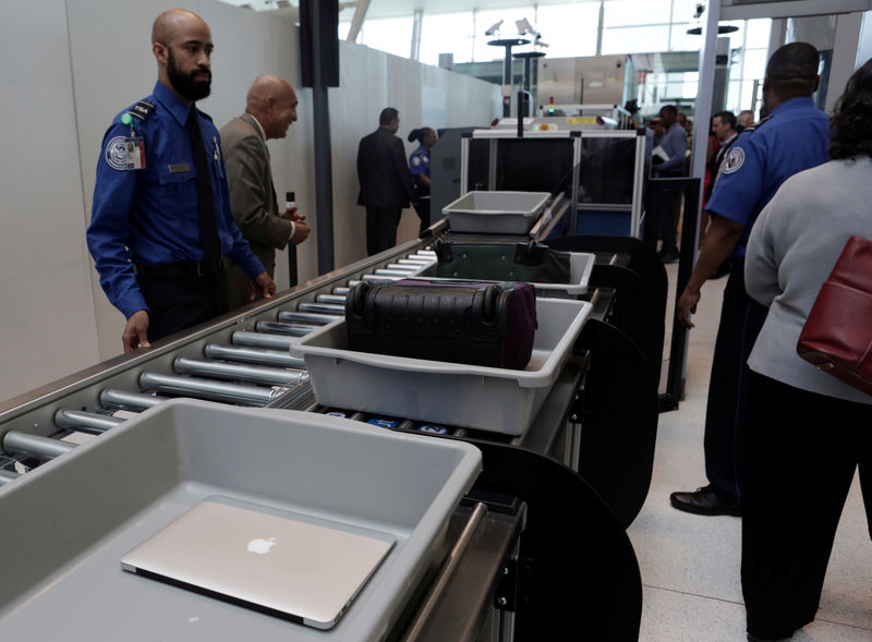 © Reuters. Malas e laptops passam por sistema de raio X em aeroporto em Nova York, nos Estados Unidos