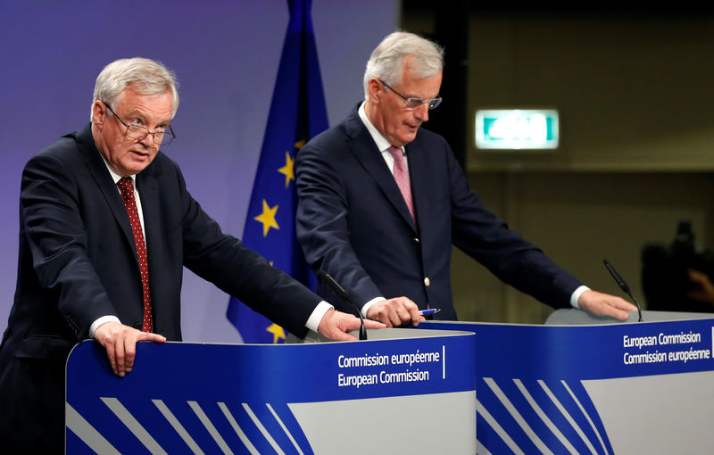 © Reuters. Britain's Secretary of State for Exiting the European Union Davis and EU's chief Brexit negotiator Barnier hold a joint news conference in Brussels