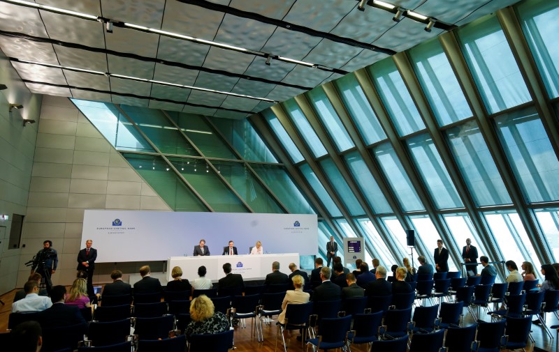 © Reuters. ECB President Draghi and Vice President Constancio address a news conference at the ECB headquarters in Frankfurt