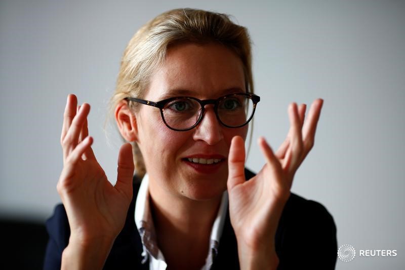 © Reuters. Anti-immigration party AfD‘s top candidate for the upcoming general election Alice Weidel gestures during an interview with Reuters in Berlin