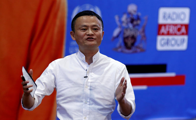 © Reuters. Alibaba executive chairman Jack Ma talks to young entrepreneurs and students at the University of Nairobi