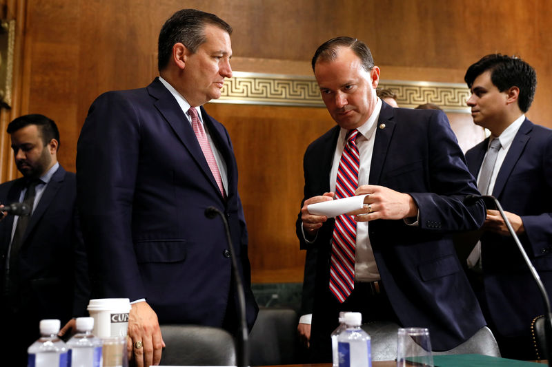 © Reuters. Cruz and Lee speak after a hearing on Capitol Hill in Washington