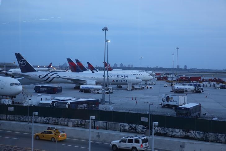 © Reuters. Aviões no aeroporto JFK em Nova York, Estados Unidos