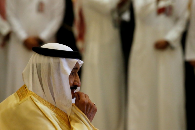 © Reuters. FILE PHOTO: Saudi Arabia's King Salman at GCC leaders in Riyadh