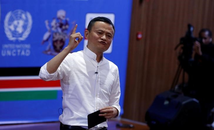 © Reuters. Presidente-executivo da Alibaba Jack Ma fala como jovens empresários e estudantes na Universidade de Nairóbi, Quênia