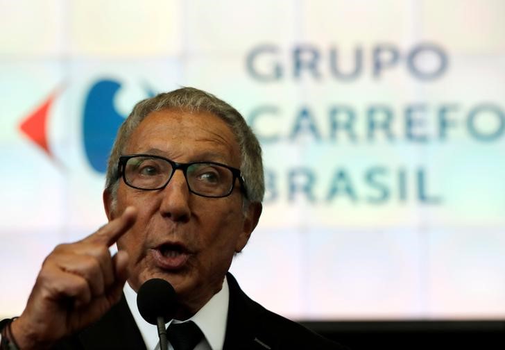 © Reuters. Abilio Diniz, the third largest Carrefour shareholder, gestures as he attends the company's IPO at the Sao Paulo Stock Exchange in Sao Paulo