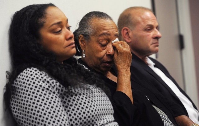 © Reuters. O.J. Simpson's sister Shirley Baker, daughter Arnelle Simpson and friend Tom Scotto react during Simpson's parole hearing at Lovelock Correctional Centre in Lovelock