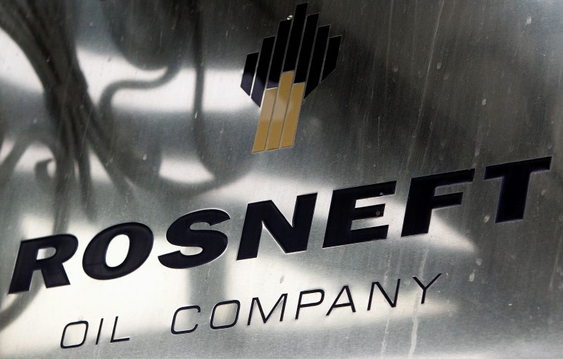 © Reuters. FILE PHOTO: A logo of Russian state oil firm Rosneft is seen at its office in Moscow
