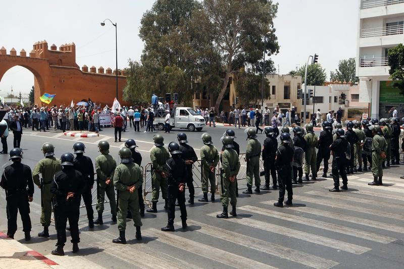 © Reuters. الشرطة تطلق الغاز المسيل للدموع لتفريق محتجين في شمال المغرب