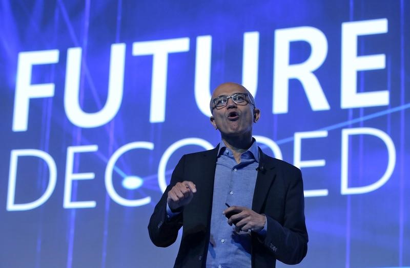 © Reuters. Microsoft CEO Satya Nadella speaks at the Future Decoded conference in Mumbai