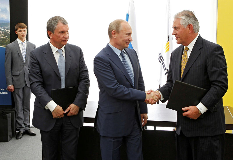 © Reuters. FILE PHOTO - Russia's President Putin, Rosneft CEO Sechin and Exxon Mobil CEO Tillerson take part in signing ceremony at Rosneft refinery in Tuapse