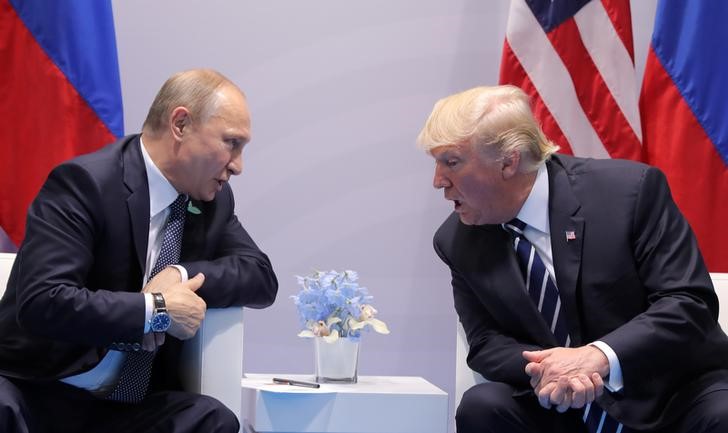 © Reuters. Os presidentes Donald Trump, dos Estados Unidos, e o russo Vladimir Putin durante a Cúpula do G20 em Hamburgo, Alemanha