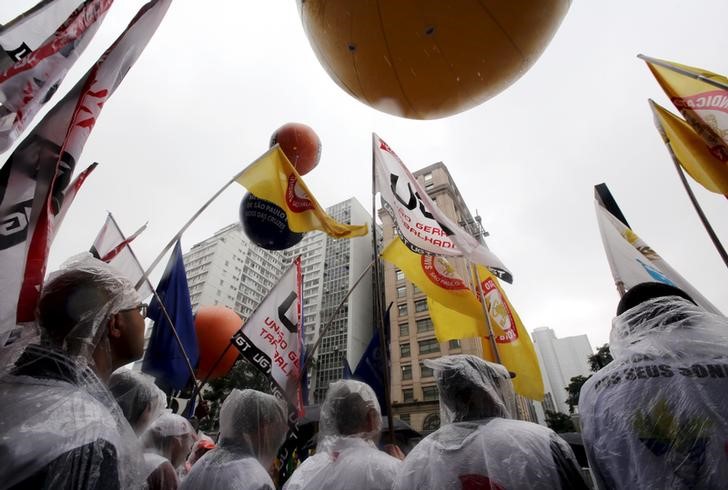 © Reuters. Membros de centrais sindicais em protesto na Avenida Paulista, em São Paulo