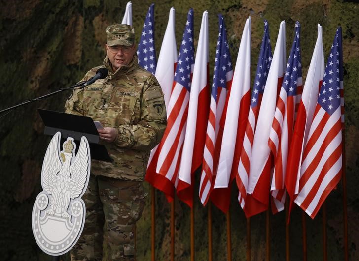 © Reuters. U.S Army Europe Commanding General Hodges speaks during the inauguration ceremony of bilateral military training between U.S. and Polish troops in Zagan