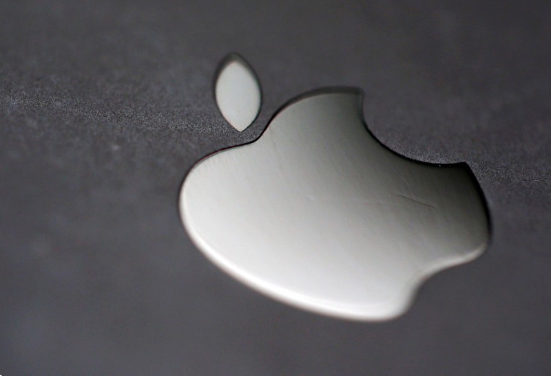 © Reuters. The Apple logo is pictured on an iPhone in an illustration photo taken in Bordeaux