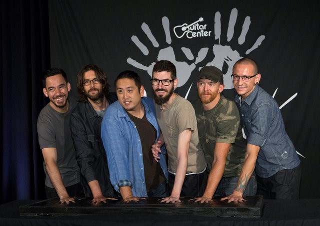 © Reuters. FILE PHOTO: Members of rock band Linkin Park Shinoda, Bourdon, Hahn, Delson, Farrell and Bennington put their handprints in cement as they are inducted into Guitar Center's RockWalk in Los Angeles