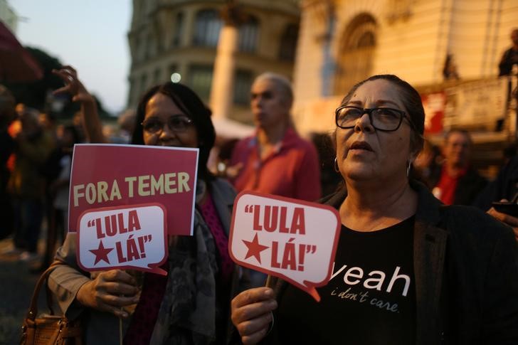 © Reuters. Manifestação em favor de Lula no Rio de Janeiro