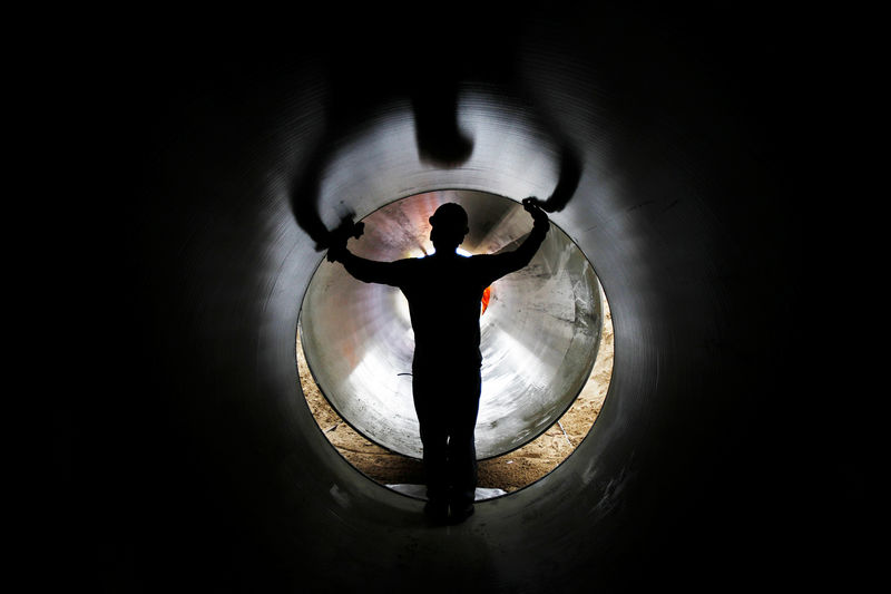 © Reuters. FILE PHOTO: Workers prepare a pipeline during the construction of the Olmos Irrigation Project in Lambayeque