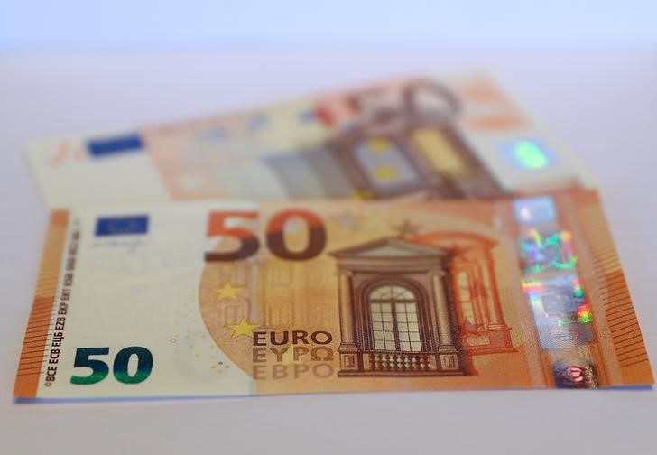 © Reuters. The German Bundesbank presents the new 50 euro banknote at it's headquarters in Frankfurt
