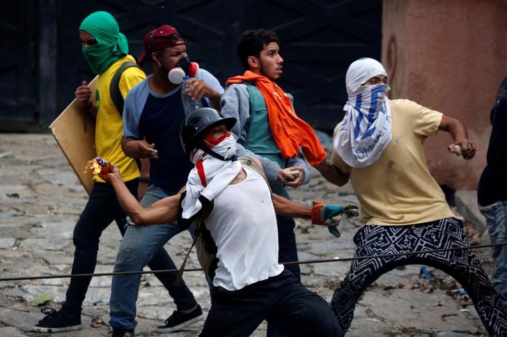 © Reuters. Demonstrators clash with riot security forces during a strike called to protest against Venezuelan President Nicolas Maduro's government in Caracas