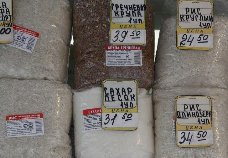 © Reuters. Продукты на витрине торгового ларька в Москве