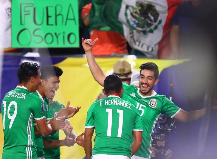 © Reuters. هدف بيزارو المبكر يمنح المكسيك الفوز 1-صفر على هندوراس