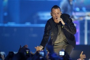 © Reuters. Muere cantante de Linkin Park en aparente suicidio