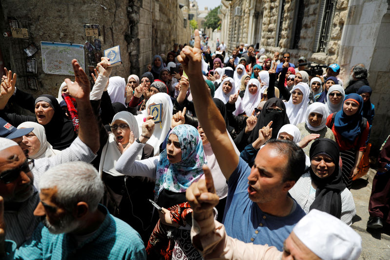 © Reuters. Palestinians shout slogans during a protest over Israel's new security measures at the compound housing al-Aqsa mosque, known to Muslims as Noble Sanctuary and to Jews as Temple Mount, in Jerusalem's Old City