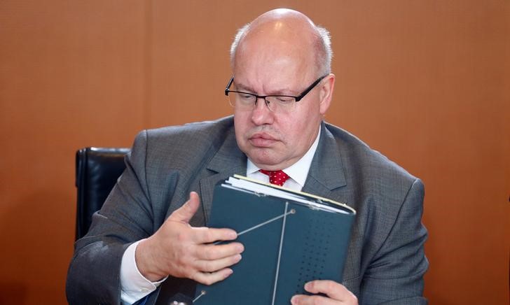 © Reuters. Head of the Chancellery Altmaier attends the weekly cabinet meeting at the Chancellery in Berlin