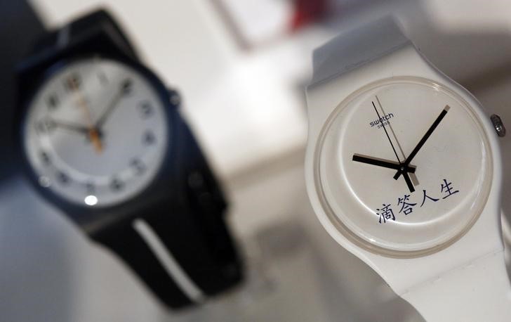 © Reuters. Часы Swatch на ежегодной пресс-конференции  Swatch Group в Биле, Швейцария