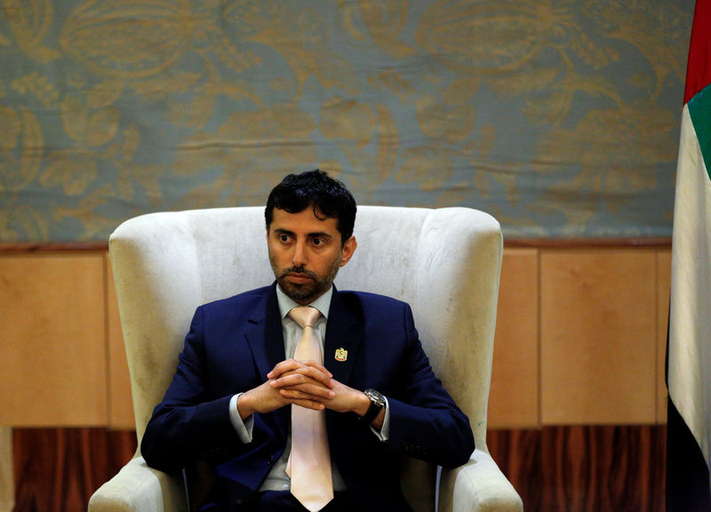 © Reuters. The United Arab Emirates Energy Minister Suhail bin Mohammed al-Mazroui speaks to journalists in Singapore