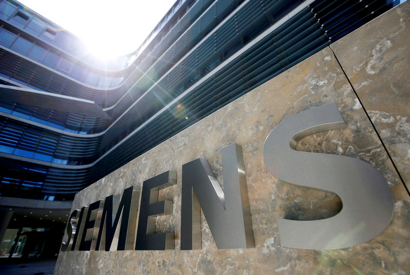 © Reuters. FILE PHOTO: The Siemens AG headquarters is seen in Munich