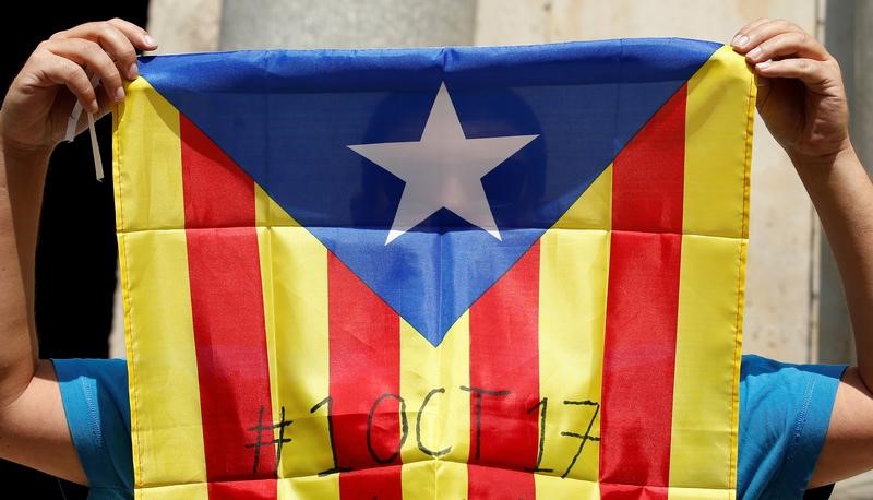© Reuters. Baja el número de catalanes a favor de la independencia, según un sondeo