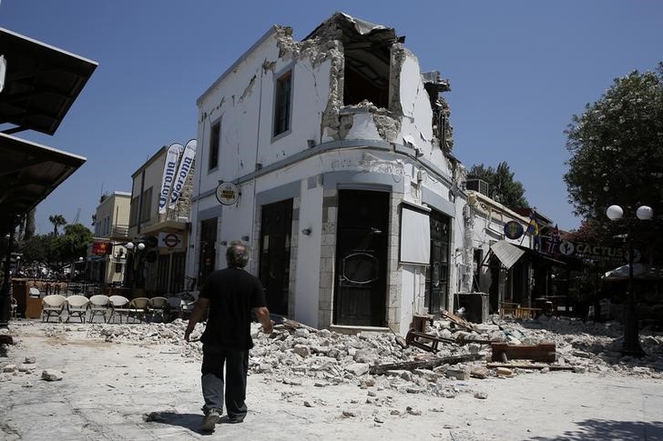 © Reuters. A man stands in front of a damaged building following an earthquake off the island of Kos