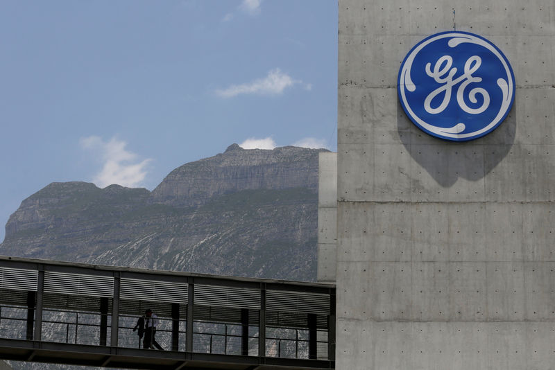 © Reuters. FILE PHOTO: Logo of General Electric Co. is pictured at the Global Operations Center in San Pedro Garza Garcia