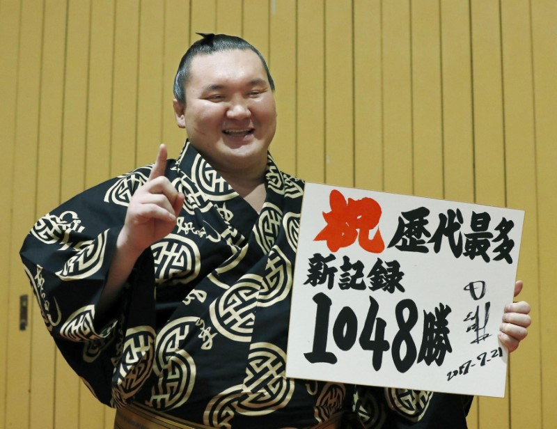 © Reuters. Mongolian-born sumo grand champion Hakuho poses for a photo as he celebrates after he established all-time sumo record with his 1,048th win, at Nagoya Grand Sumo Tournament in Nagoya