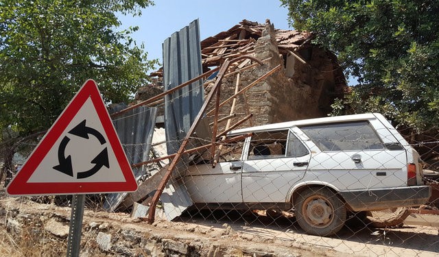 © Reuters. Carro e casa danificados após terremoto no vilarejo de Yaliciftlik, na Turquia