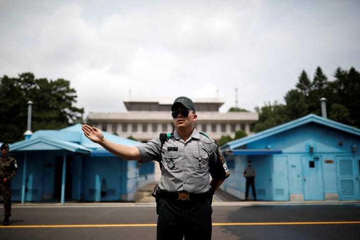 © Reuters. Soldado sul-coreano monta guarda no vilarejo Panmunjom, que faz fronteira com a Coreia do Norte