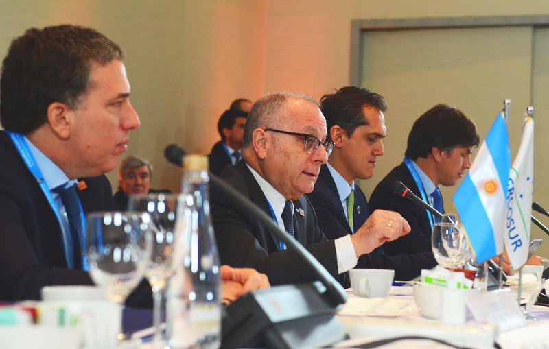 © Reuters. Ministro de Relações Exteriores da Argentina, Jorge Faurie, e ministro do Tesouro argentino, Nicolás Dujovne, durante cúpula do Mercosul, em Mendoza