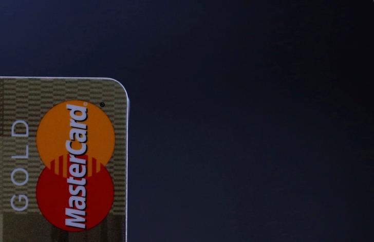 © Reuters. A MasterCard credit card is pictured on this photo illustration taken in Bordeaux, Southwestern France