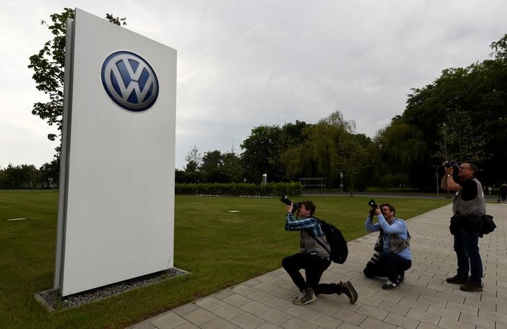© Reuters. Photographers take a photo of a VW logo at the Volkswagen headquarters during a media tour to present Volkswagen's so called "Blaue Fabrik" (Blue Factory) environmental program, in Wolfsburg
