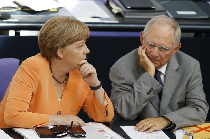 © Reuters. Chanceler da Alemanha, Angela Merkel, e ministro de Finanças alemão, Wolfgang Schaeuble, durante debate no Parlamento, em Berlim