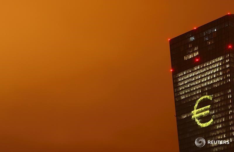 © Reuters. Символ валюты евро на здании ЕЦБ во Франкфурте-на-Майне