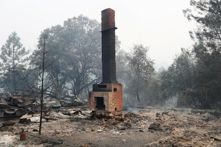 © Reuters. انحسار حرائق غابات كاليفورنيا واحتمال عودة السكان لمنازلهم