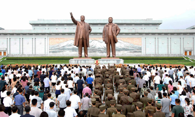 © Reuters. Pessoas se reúnem no 23º aniversário de morte do fundador do país, Kim Il Sung, em Pyongyang. Coreia do Norte