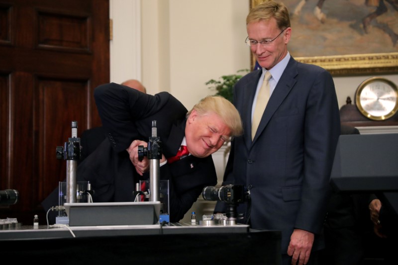 © Reuters. U.S. President Trump participates in a strength vial test accompanied by Corning Pharmaceutical Glass Chairman and CEO Weeks during a "Made in America" event in Washington