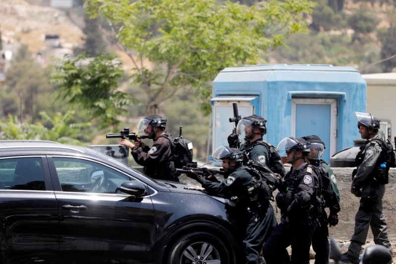 © Reuters. Policia israelense durante confronto do lado de fora da Cidade Velha de Jerusalém