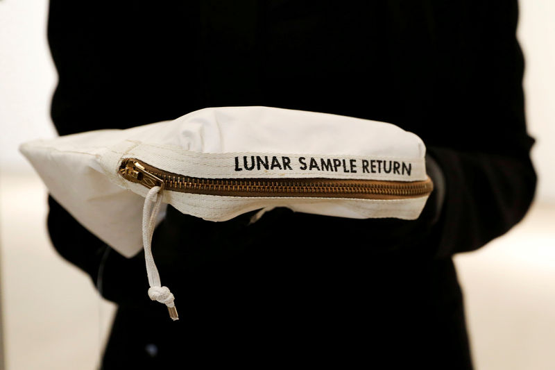 © Reuters. Bolsa usada pelo astronauta norte-americano Neil Armstrong para carregar amostras de pó da Lua, em exibição para leilão da Sotheby's, em Nova York